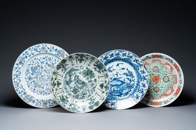 Drie Chinese blauw-witte schotels en één in famille verte, Ming, Kangxi en Qianlong