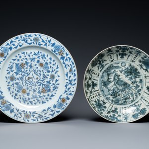 Drie Chinese blauw-witte schotels en één in famille verte, Ming, Kangxi en Qianlong — foto 4