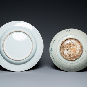 Drie Chinese blauw-witte schotels en één in famille verte, Ming, Kangxi en Qianlong — foto 5
