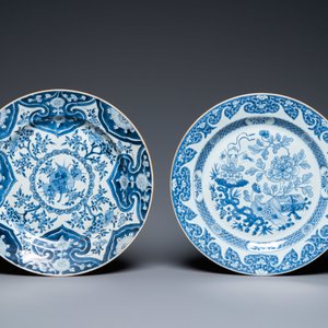 Drie Chinese blauw-witte schotels en twee kommen, Kangxi en later — foto 2