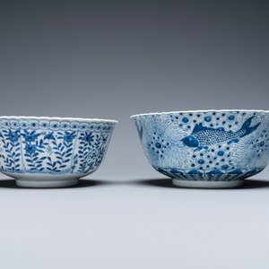 Drie Chinese blauw-witte schotels en twee kommen, Kangxi en later — foto 6