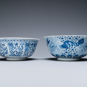Drie Chinese blauw-witte schotels en twee kommen, Kangxi en later — foto 9