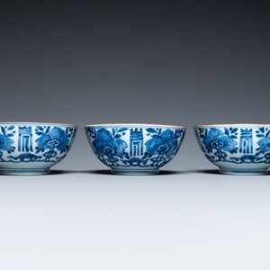 Drie Chinese blauw-witte 'Shou' kommen, Kangxi — foto 3