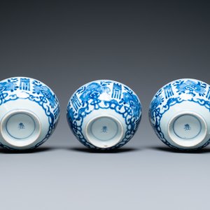 Drie Chinese blauw-witte 'Shou' kommen, Kangxi — foto 6