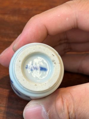 Drie Chinese blauw-witte snuifflessen, Yongzheng merk, 19e eeuw — foto 11