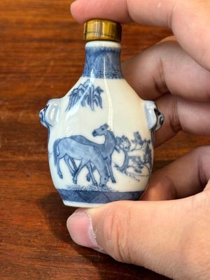 Drie Chinese blauw-witte snuifflessen, Yongzheng merk, 19e eeuw — foto 12