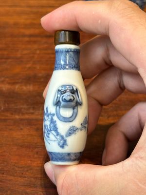 Drie Chinese blauw-witte snuifflessen, Yongzheng merk, 19e eeuw — foto 13