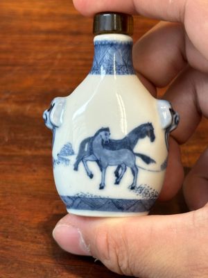 Drie Chinese blauw-witte snuifflessen, Yongzheng merk, 19e eeuw — foto 14