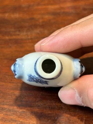 Drie Chinese blauw-witte snuifflessen, Yongzheng merk, 19e eeuw — foto 18