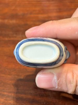 Drie Chinese blauw-witte snuifflessen, Yongzheng merk, 19e eeuw — foto 19
