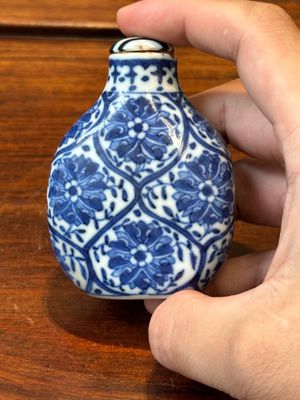 Drie Chinese blauw-witte snuifflessen, Yongzheng merk, 19e eeuw — foto 21