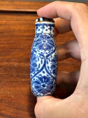 Drie Chinese blauw-witte snuifflessen, Yongzheng merk, 19e eeuw — foto 22