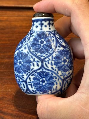 Drie Chinese blauw-witte snuifflessen, Yongzheng merk, 19e eeuw — foto 23