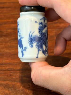 Drie Chinese blauw-witte snuifflessen, Yongzheng merk, 19e eeuw — foto 5