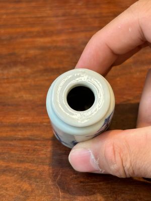 Drie Chinese blauw-witte snuifflessen, Yongzheng merk, 19e eeuw — foto 8