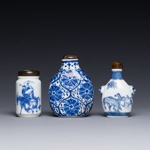 Drie Chinese blauw-witte snuifflessen, Yongzheng merk, 19e eeuw — foto 1