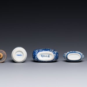 Drie Chinese blauw-witte snuifflessen, Yongzheng merk, 19e eeuw — foto 3