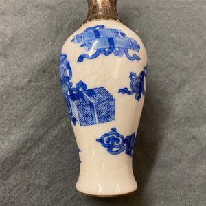 Drie Chinese blauw-witte vaasjes en een theepot met zilveren monturen, Kangxi — foto 22