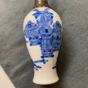 Drie Chinese blauw-witte vaasjes en een theepot met zilveren monturen, Kangxi — foto 23