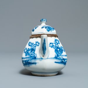 Drie Chinese blauw-witte vaasjes en een theepot met zilveren monturen, Kangxi — foto 10