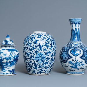 Drie Chinese blauw-witte vazen, 19e eeuw — foto 2