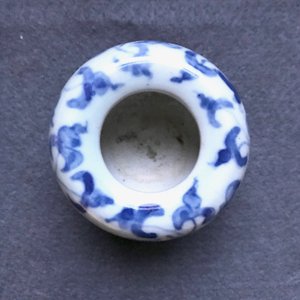 Drie Chinese blauw-witte vazen, een penselenwasser en een stem cup, Ming en later — foto 13