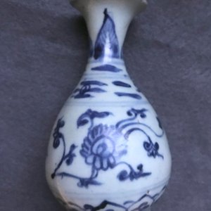 Drie Chinese blauw-witte vazen, een penselenwasser en een stem cup, Ming en later — foto 16