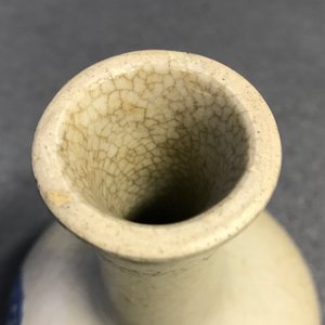 Drie Chinese blauw-witte vazen, een penselenwasser en een stem cup, Ming en later — foto 18