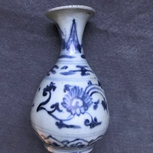 Drie Chinese blauw-witte vazen, een penselenwasser en een stem cup, Ming en later — foto 19