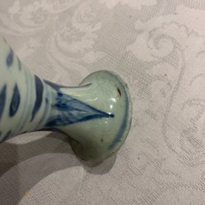 Drie Chinese blauw-witte vazen, een penselenwasser en een stem cup, Ming en later — foto 22