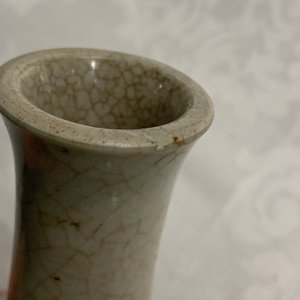 Drie Chinese blauw-witte vazen, een penselenwasser en een stem cup, Ming en later — foto 24
