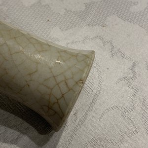 Drie Chinese blauw-witte vazen, een penselenwasser en een stem cup, Ming en later — foto 25