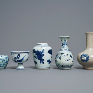 Drie Chinese blauw-witte vazen, een penselenwasser en een stem cup, Ming en later — foto 3