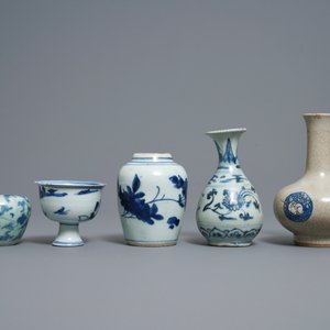 Drie Chinese blauw-witte vazen, een penselenwasser en een stem cup, Ming en later — foto 4