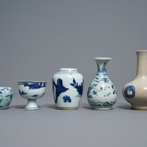 Drie Chinese blauw-witte vazen, een penselenwasser en een stem cup, Ming en later — foto 5