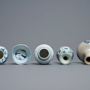 Drie Chinese blauw-witte vazen, een penselenwasser en een stem cup, Ming en later — foto 6