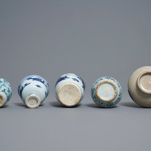 Drie Chinese blauw-witte vazen, een penselenwasser en een stem cup, Ming en later — foto 7