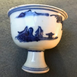 Drie Chinese blauw-witte vazen, een penselenwasser en een stem cup, Ming en later — foto 8