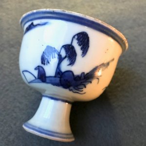 Drie Chinese blauw-witte vazen, een penselenwasser en een stem cup, Ming en later — foto 9