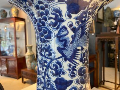 Drie Chinese blauw-witte vazen en een monochrome rode vaas, 19e eeuw — foto 13