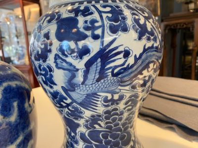 Drie Chinese blauw-witte vazen en een monochrome rode vaas, 19e eeuw — foto 14