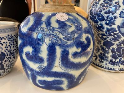 Drie Chinese blauw-witte vazen en een monochrome rode vaas, 19e eeuw — foto 2
