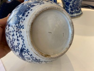 Drie Chinese blauw-witte vazen en een monochrome rode vaas, 19e eeuw — foto 9