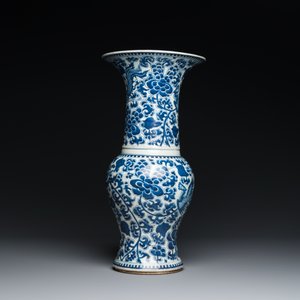 Drie Chinese blauw-witte vazen en een monochrome rode vaas, 19e eeuw — foto 3