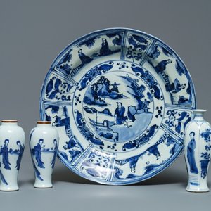 Drie Chinese blauw-witte vazen en een schotel, Transitie periode en Kangxi — foto 1