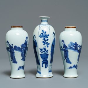Drie Chinese blauw-witte vazen en een schotel, Transitie periode en Kangxi — foto 5