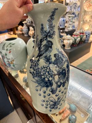 Drie Chinese blauw-witte vazen met celadon fond en twee famille rose potten, 19/20e eeuw — foto 11