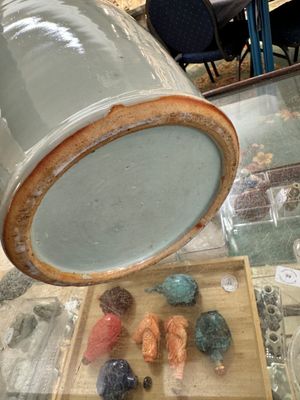 Drie Chinese blauw-witte vazen met celadon fond en twee famille rose potten, 19/20e eeuw — foto 14