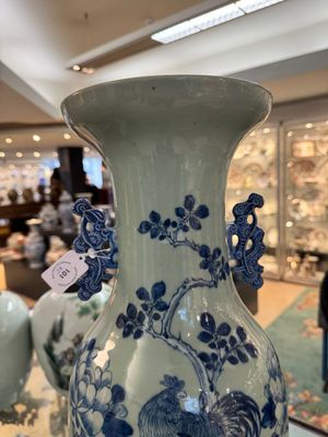 Drie Chinese blauw-witte vazen met celadon fond en twee famille rose potten, 19/20e eeuw — foto 17