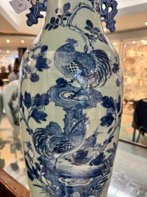 Drie Chinese blauw-witte vazen met celadon fond en twee famille rose potten, 19/20e eeuw — foto 18